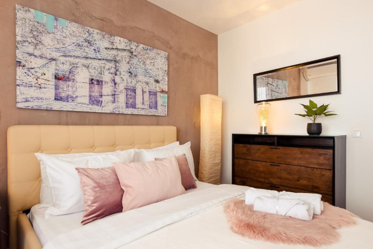 Spectacular Views & Modern Comfort: Your Dream Duplex In Central *